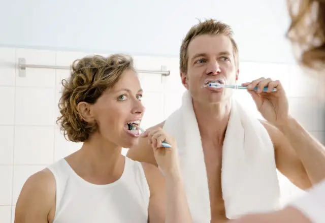 Ein Paar putz sich Zähne mit Zahnpasta ohne Sorbit