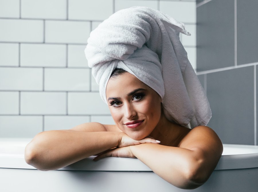 shampoo ohne Duftstoffe: Fraumit Handtuch Turban in Badewanne