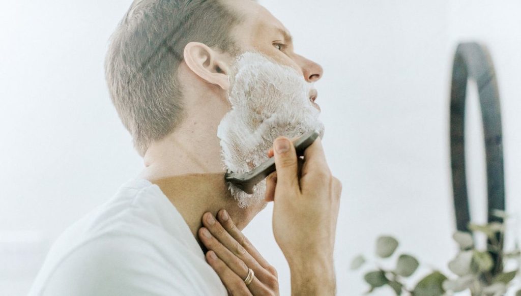 Rasierseife ohne Plastik und Palmöl: Mann rasiert sich