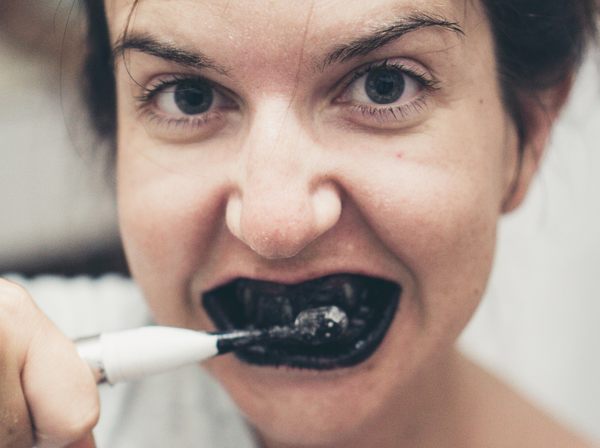 Revolution Reinigungspulver Mit Aktivkohle – Sanfte Peeling-Wirkung, Ideal Für Unterwegs, Hinterlässt Strahlende Haut