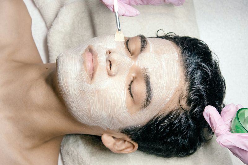 Körperpflege ohne Chemie: Frau beim Peeling